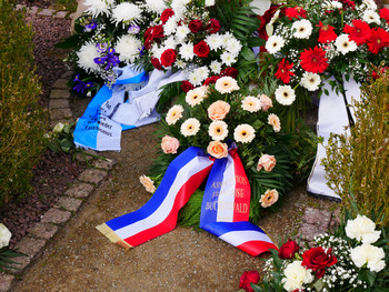 Kränze am Gedenkstein auf dem Ehrenfriedhof zum 78. Jahrestag des Massakers von Gardelegen