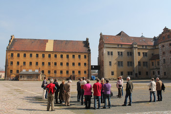 Besuchsgruppe auf dem Nordhof des Schlossareals
