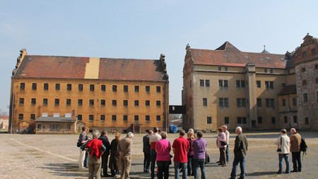 Besuchsgruppe auf dem Nordhof des Schlossareals