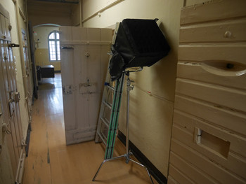 Dreharbeiten im Zellentrakt
